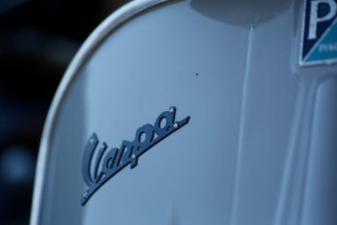 Bibbiano-Reggio Emilia Italy - 07: 15 2015: Piaggio Vespa şehir meydanında klasik arabaların ücretsiz mitingi. Yüksek kalite fotoğraf