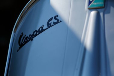 Bibbiano-Reggio Emilia Italy - 07: 15 2015: Piaggio Vespa şehir meydanında klasik arabaların ücretsiz mitingi. Yüksek kalite fotoğraf