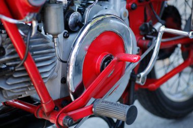 Bibbiano-Reggio Emilia İtalya - 07: 15 2015: Moto Guzzi Falcone şehir meydanında klasik arabaların ücretsiz mitingi. Yüksek kalite fotoğraf