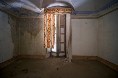 Terk edilmiş büyük bir evde örümcek ağları olan bir pencere. Yüksek kalite fotoğraf