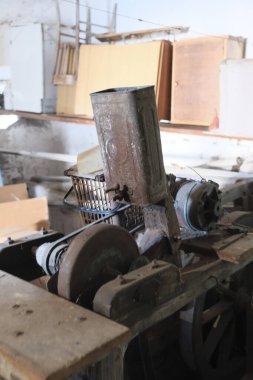 Terk edilmiş garajda eski iş aletleri. Yüksek kalite fotoğraf