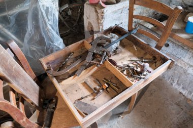 Terk edilmiş garajda eski iş aletleri. Yüksek kalite fotoğraf