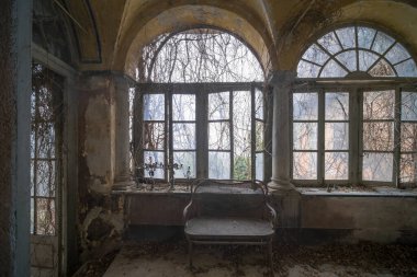 Terk edilmiş büyük bir evde örümcek ağları olan bir pencere. Yüksek kalite fotoğraf