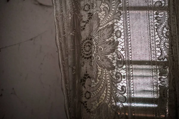 Terk Edilmiş Büyük Bir Evde Örümcek Ağları Olan Bir Pencere — Stok fotoğraf
