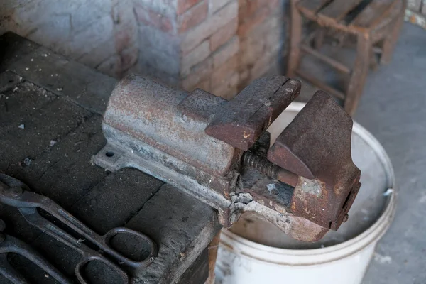 Ferramentas Trabalho Antigos Garagem Abandonada Foto Alta Qualidade — Fotografia de Stock