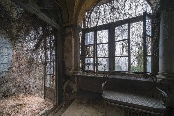 Fenêtre Avec Toiles Araignée Dans Une Grande Maison Abandonnée Photo — Photo