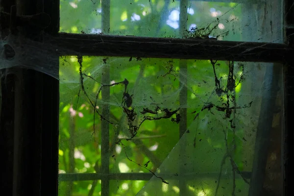 Fenêtre Avec Toiles Araignée Dans Une Grande Maison Abandonnée Photo — Photo