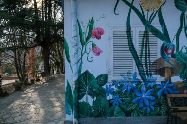 Piedmont Valchiusella 'daki Damanhur Vidracco ortak evinin resmi. Yüksek kalite fotoğraf