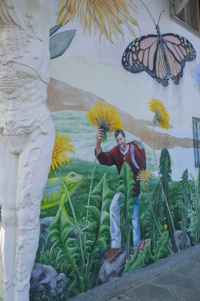 Piedmont Valchiusella 'daki Damanhur Vidracco ortak evinin resmi. Yüksek kalite fotoğraf