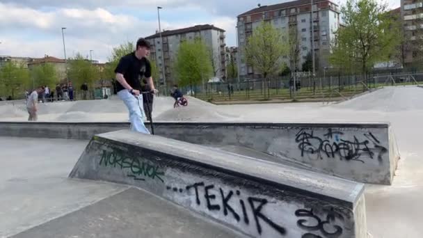 Turyn Włochy 2020 Park Mennea Dziecięcym Skateparkiem Rodzicami Słoneczny Dzień — Wideo stockowe