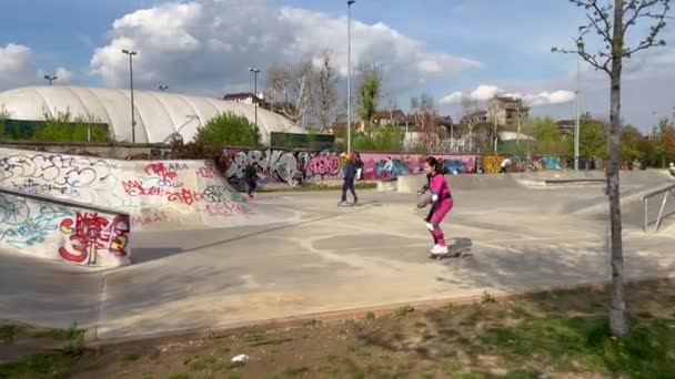 トリノ イタリア 2020 Mennea Park晴れた日に子供スケートパークと両親と — ストック動画
