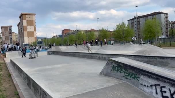 Turin Italy 2020 Mennea Park Park Kids Skatepark Parents Sunny — Stock Video