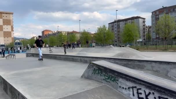 Turim Itália 2020 Parque Mennea Park Com Crianças Skatepark Pais — Vídeo de Stock