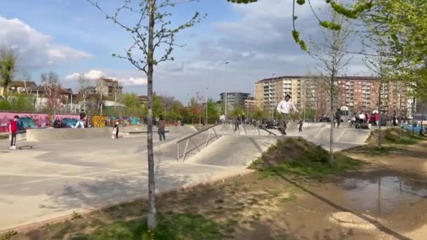 Турин Италия 2020 Парк Меннеа Детским Скейтпарком Родителями Солнечный День — стоковое видео