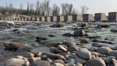 Enza nehri Montecchio Emilia 'da bariyer ve barajla