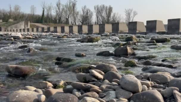 Fluss Enza Montecchio Emilia Mit Barriere Und Staudamm — Stockvideo