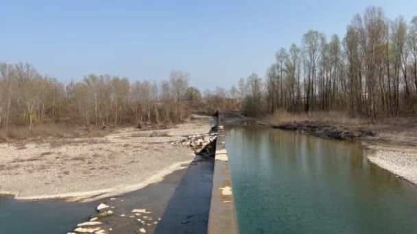 Langsamer Fluss Des Flussbettes Enza Montecchio Emilia Mit Barriere — Stockvideo