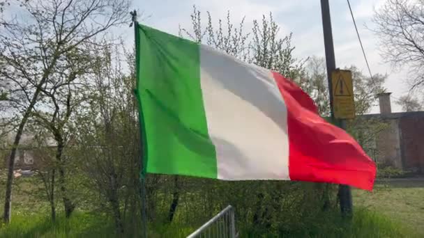 Italiensk Flagga Viftar Över Träd Hög Kvalitet Video — Stockvideo