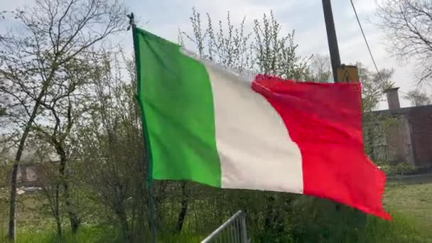 Italská Vlajka Vlnící Nad Stromy Vysoce Kvalitní Video — Stock video