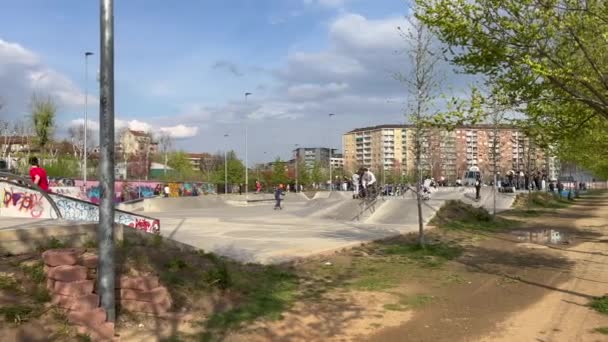Torino Olaszország 2020 Mennea Park Park Gyerekekkel Skatepark Szülők Napsütéses — Stock videók