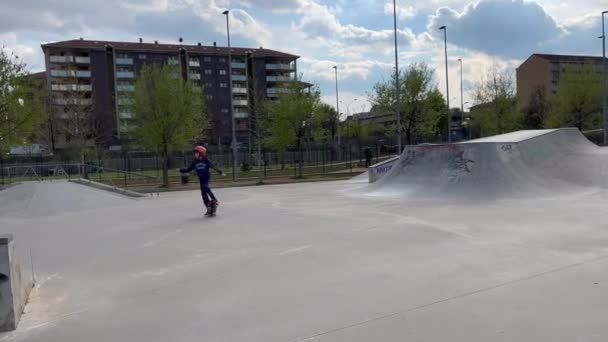 トリノ イタリア 2020 Mennea Park晴れた日に子供スケートパークと両親と — ストック動画