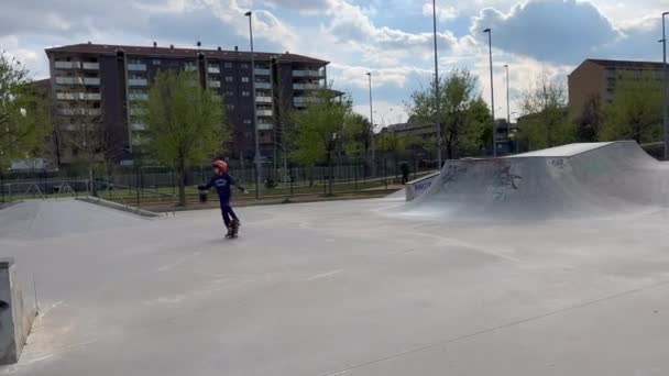 Turin Italy 2020 Mennea Park Park Kids Skatepark Parents Sunny — Stock Video