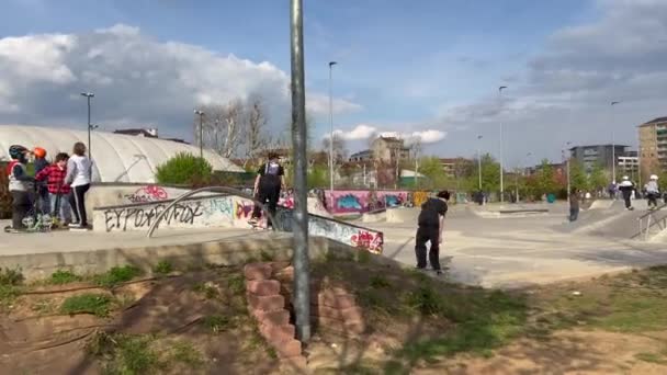Turijn Italië 2020 Mennea Park Park Met Kids Skatepark Ouders — Stockvideo