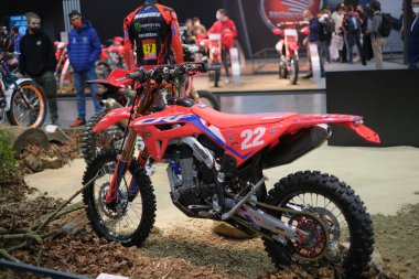 Milano, İtalya - 2021 11: Eicma Milano Bisiklet Fuarı Thomas Oldrati Honda Red Moto Enduro. Yüksek kalite fotoğraf