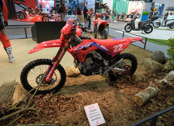 Milano, İtalya - 2021 11: Eicma Milano Bisiklet Fuarı Thomas Oldrati Honda Red Moto Enduro. Yüksek kalite fotoğraf