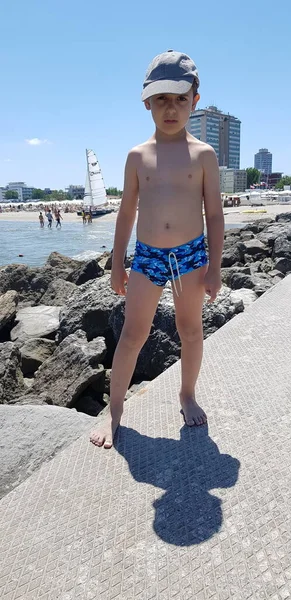 Hermoso Niño Acostado Muelle Con Sombrero Sol Foto Alta Calidad — Foto de Stock