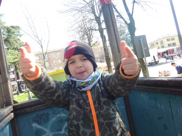 Hermoso Niño Juega Casa Madera Invierno Foto Alta Calidad —  Fotos de Stock