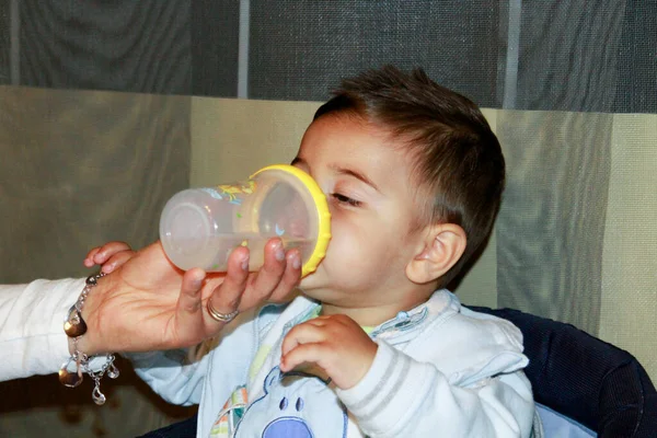 Όμορφο Μωρό Πίνει Και Τρώει Στην Υπερυψωμένη Καρέκλα Υψηλής Ποιότητας — Φωτογραφία Αρχείου