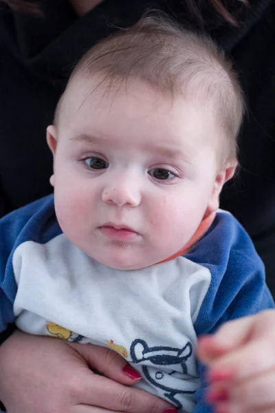 Bebé Recién Nacido Hace Caras Extrañas Sorprendidas Foto Alta Calidad —  Fotos de Stock
