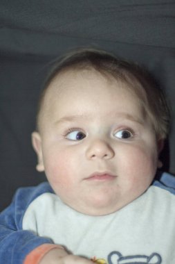 Yeni doğan bebek garip ve şaşırmış suratlar yapar. Yüksek kalite fotoğraf