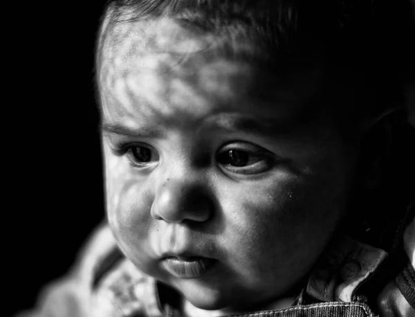 Hermoso Retrato Infantil Blanco Negro Con Sombras Ventana Foto Alta —  Fotos de Stock