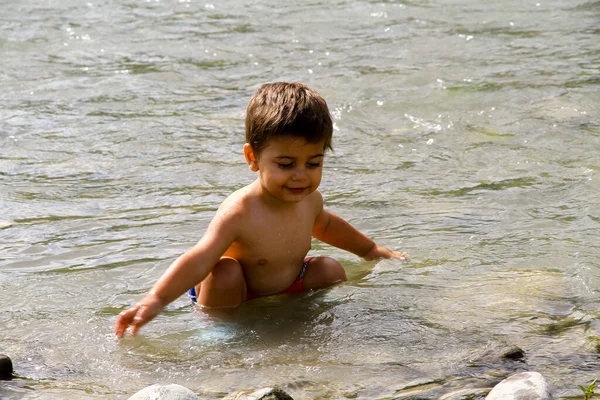 Όμορφο Παιδί Κοστούμι Παίζει Στην Ακτή Του Ποταμού Λίμνη Υψηλής — Φωτογραφία Αρχείου