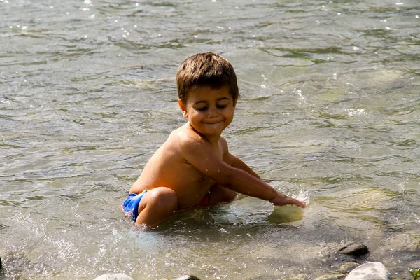 Criança Bonita Com Fantasias Joga Margem Rio Lago Foto Alta — Fotografia de Stock