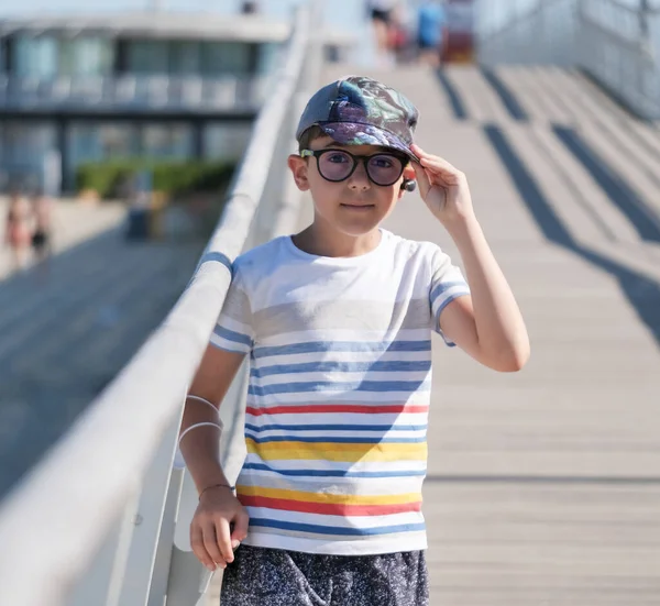 Schönes Kind Mit Gestreiftem Shirt Auf Der Seebrücke Strand Von — Stockfoto