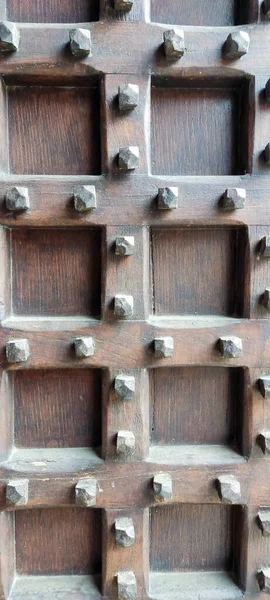 Αρχαία Ξύλινη Πόρτα Ενισχυμένη Μεγάλα Καρφιά Υψηλής Ποιότητας Φωτογραφία — Φωτογραφία Αρχείου