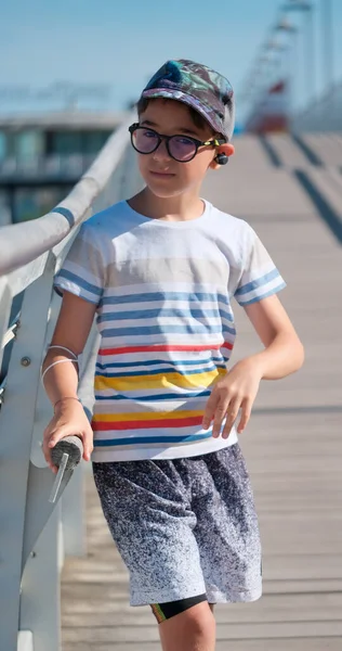 Hermoso Niño Con Camiseta Rayas Muelle Playa Riccione Rimini Foto —  Fotos de Stock