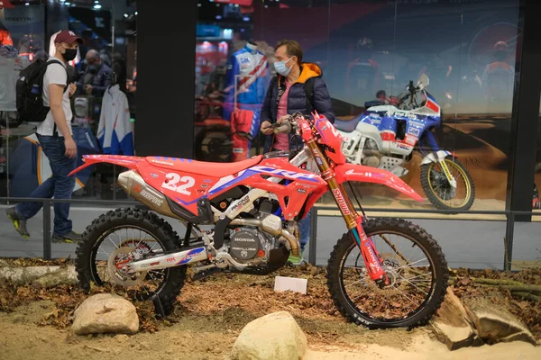 Milano, İtalya - 2021 11: Eicma Milano Bisiklet Fuarı Thomas Oldrati Honda Red Moto Enduro. Yüksek kalite fotoğraf