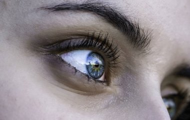 Güzel esmer kız gökyüzü mavisi gözleri yakından çek. Yüksek kalite fotoğraf