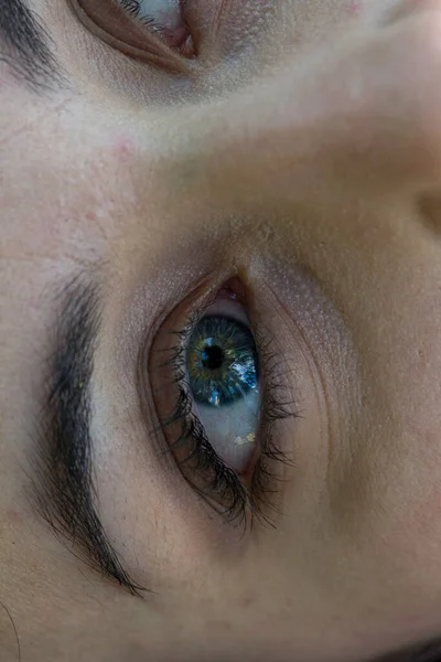 Όμορφη Μελαχρινή Κοπέλα Ουράνια Μπλε Μάτια Γκρο Πλαν Υψηλής Ποιότητας — Φωτογραφία Αρχείου