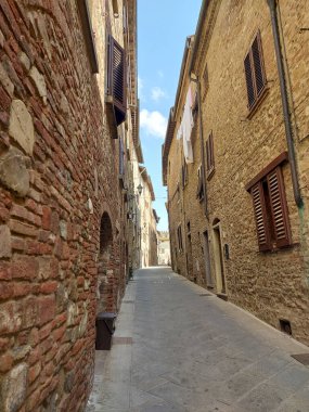Via Francigena 'da taş kemerli İtalyan ortaçağ köyü. Yüksek kalite fotoğraf