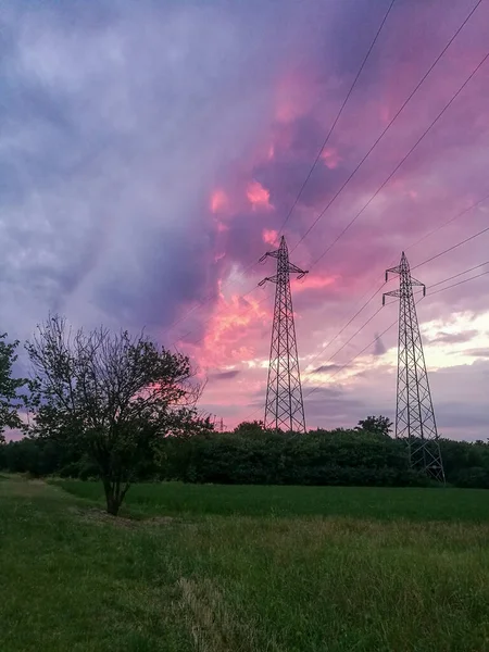 Wunderschöner Sonnenuntergang Über Grasfeld Und Hochspannungsmasten Hochwertiges Foto — Stockfoto