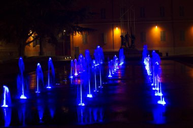 Reggio Emilia 'nın zafer meydanı tiyatro vadilerinin önünde parlak İtalyan çeşmesi renginde. Yüksek kalite fotoğraf