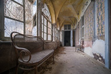 Büyük terk edilmiş bir villada açık pencereli oturma odası ve koridor. Yüksek kalite fotoğraf