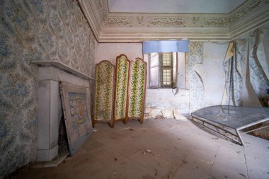 Terk edilmiş büyük bir evde, büyük bir odada. Yüksek kalite fotoğraf