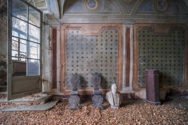 Büyük terk edilmiş bir villada açık pencereli oturma odası ve koridor. Yüksek kalite fotoğraf