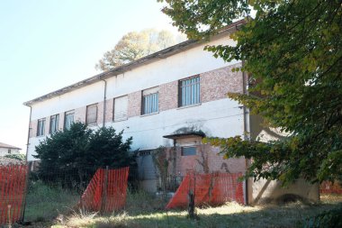 Terk edilmiş bir binada çalılar ve çalılar yetişti. Yüksek kalite fotoğraf